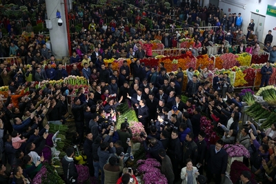 李克强夜访昆明花市 一朵鲜花里的经济与民生温度